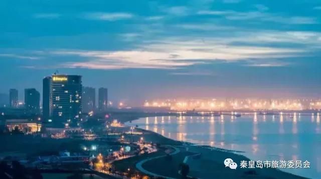 夕阳下的秦皇岛海边沉思时刻