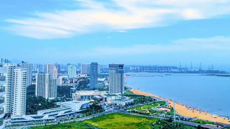 夕阳下的秦皇岛海边沉思时刻